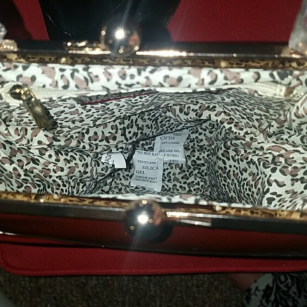 Tatyana Die For Purse BURGUNDY RED Kiss Snap - Picture 8 of 8